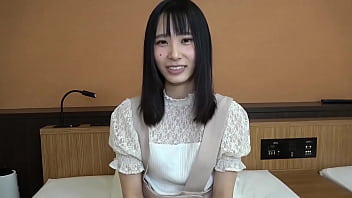 日本の黒髪美女が、フェラと綺麗なパイパンに中出しハメ撮りセックス　無修正です。１