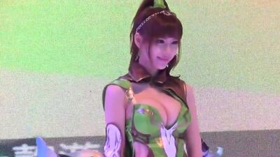 Fresh Japanese cosplayers give downblouse view