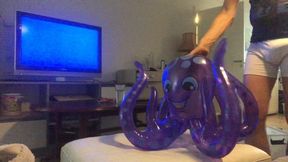 Hard facesitting inflatable octopus