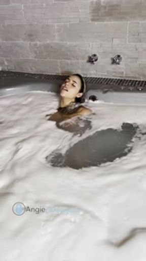 SEXY SHOWER IN THE JACUZZI