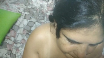 Mi hermanastra me hace una rica mamada y me corro en su cara