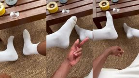 qui viens sniffer mes soks? - who sniff my soks?