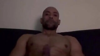 Hemmagjorda amatörer med stor dildo onanerar hårt innan de knullar varandra i het anal action