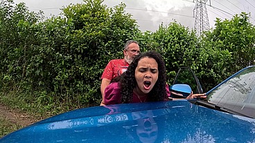 Marido liberou e Ted levou a esposa safada para uma rua deserta e meteu o ferro na safada e encheu a buceta de porra