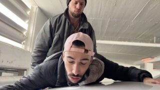 Fiatal amatőr arab pislogók szőrös testtel, laza szopást adnak, és nagy faszt vesznek fel rugdalózó háttal, mielőtt lenyelik a sok mindent