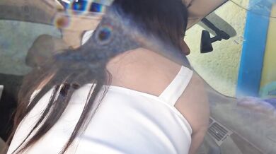 Mi vecina gime gritando cuando la lleno hasta el fondo