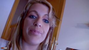 Tigra: Quick Little Interview in French with the Beautiful Blonde MILF Tigra