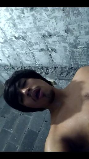 I'm always very horny in the toilet. Come spend the best time by my side.