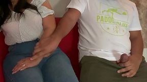 Hermanastro no saques tu verga en la sala mi mama nos va a ver | mi hermanastro saca su verga frente a todos para que se la chupe termina follandome de a perrita