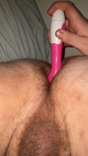 Pinker dildo in teenie-muschi