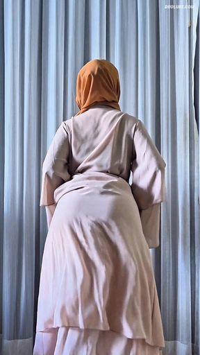 Petite muslim hijab girl twerking in abaya! 🧕🏻