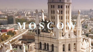 ロシアのイケメン、マーズ・ジムバーガーが複数のチンポをシゴいてから、生でアナルファックされる