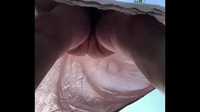 Oma harige kut onder jurk