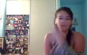 Brunette teen jills off in dorm room