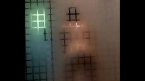 Chica en la regadera pero no se da cuenta que la grabo