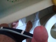 Pisciata nella vasca pissing pee