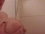 Gros seins naturel sous la douche