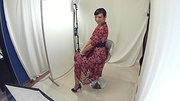 娘の結婚式帰りの若妻がカメラマンに誘われ1年ぶりの性行為 part1