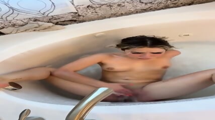 The Zodiac Women Beauty  : Strong Shower !