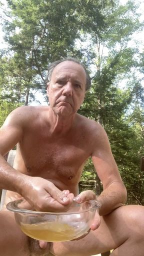I take a naked piss sponge bath outside