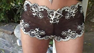 De tengere brunette Monique Madison ondergaat dubbele penetratie en krijgt sperma in haar mond tijdens een wilde anale trio-sessie.