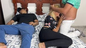 viendo pelicula con mi novio y su mejor amigo que se acuesta al lado mio y empieza a tocarme el culo al lado de mi novio tonto ntr netori