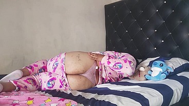 Masturbación anal-vaginal y culo gordo temblando al estilo perrito. Milf y cerca PAWG. Coño afeitado. Fetiche casero. Aficionado parte22