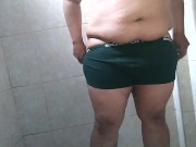 Trying to take a bath I masturbate / Tratando de tomar un baño me masturbo