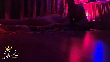 Esposa recebe massagem tântrica na frete do marido corno - Wife receives tantric massage from her cuckold husband