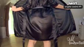 Uma latina com grande bunda prova lingeries de renda e seda para o melhor porno XXX.