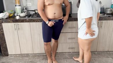 HERMOSA HERMANASTRA DE TRAJE CORTO ES FOLLADA Y LLENADA DE LECHE