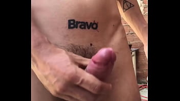 Tocando punheta com o pau dura&ccedil_o