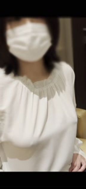 A girl on a matching app spreads her legs in an M-shape while feeling shy [Japanese]