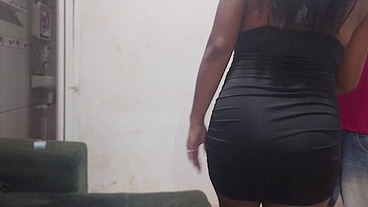Madrasta gostosa com bundão é fodida pelo MOTOBOY bem dotado pelas costas do marido tarado