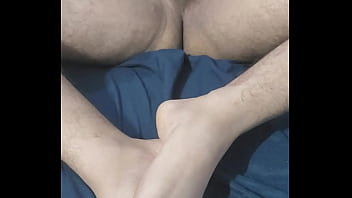 Me corro y me freto el semen en los pies a petici&oacute_n de un fan