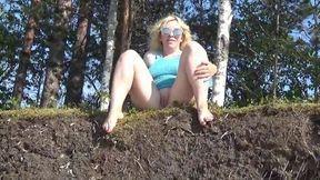 MILF exposes her juicy bootyl and shows off her big natural tits on the