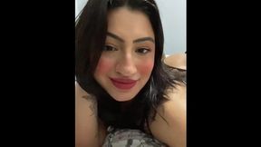 Morena sedutora revela pernas lindas em cena quente e intensa
