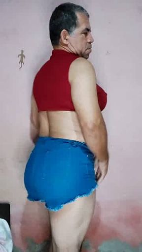 Tirando o shortinho ficando se de calcinha