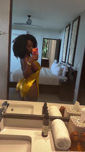 Curvy ebony bimbo jiggles her fake-assed boobs in a solo dance