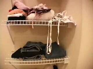 Slender wench in her bath amateur masturbation