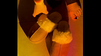 Mes chaussons en fourrure bien odorants avec des insultes