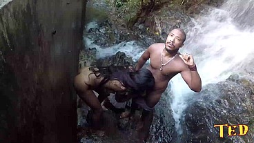 Shayenne Samara - Nego Catra - aprontando na Cachoeira e Binho Ted filmando