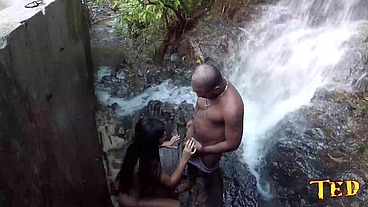Shayenne Samara - Nego Catra - aprontando na Cachoeira e Binho Ted filmando