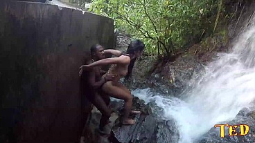 Shayenne Samara - Nego Catra - aprontando na Cachoeira e Binho Ted filmando