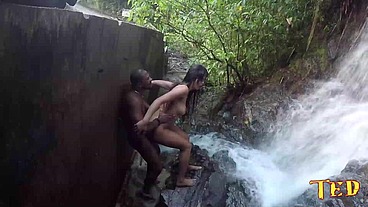 Shayenne Samara - Nego Catra - aprontando na Cachoeira e Binho Ted filmando