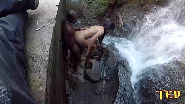 Shayenne Samara - Nego Catra - aprontando na Cachoeira e Binho Ted filmando