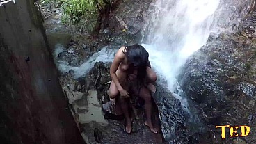 Shayenne Samara - Nego Catra - aprontando na Cachoeira e Binho Ted filmando