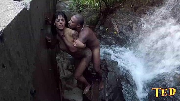 Shayenne Samara - Nego Catra - aprontando na Cachoeira e Binho Ted filmando