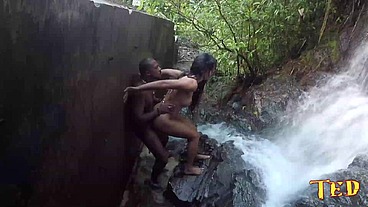 Shayenne Samara - Nego Catra - aprontando na Cachoeira e Binho Ted filmando