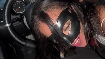 Uma rapidinha no carro na luz do dia